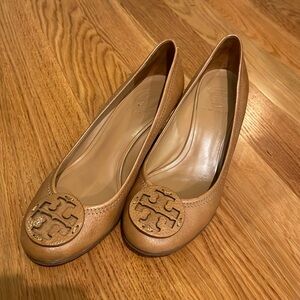 Tory Burch Logo Leather Pumps - Tan/Brown - 7.5